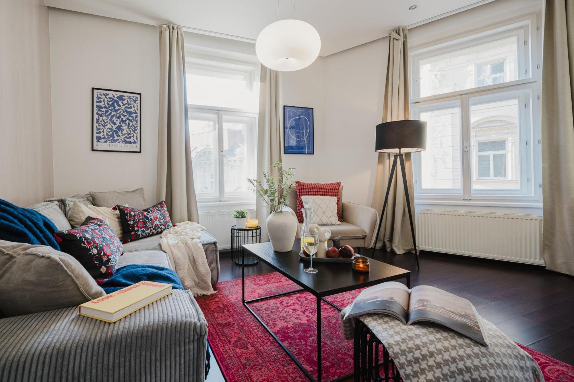 Apartment Days - Stylish - Netflix - Hip District *
