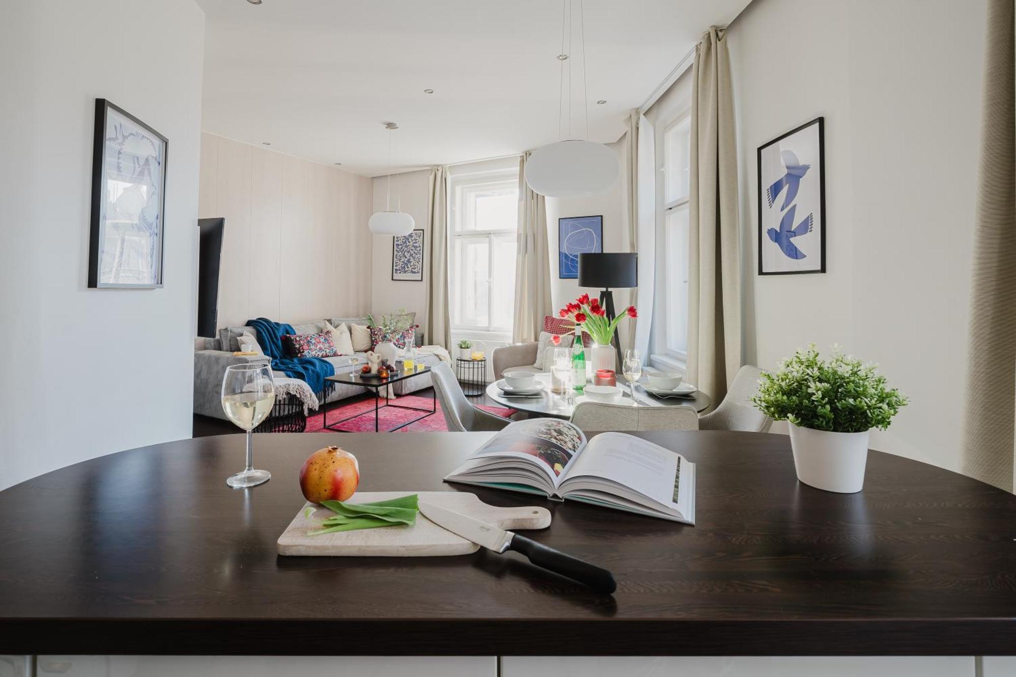 Days - Stylish - Netflix - Hip District * Prag