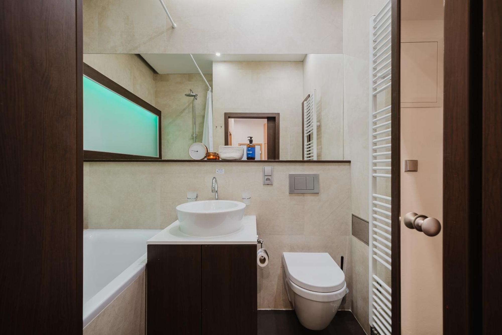 Days - Stylish - Netflix - Hip District Prag
