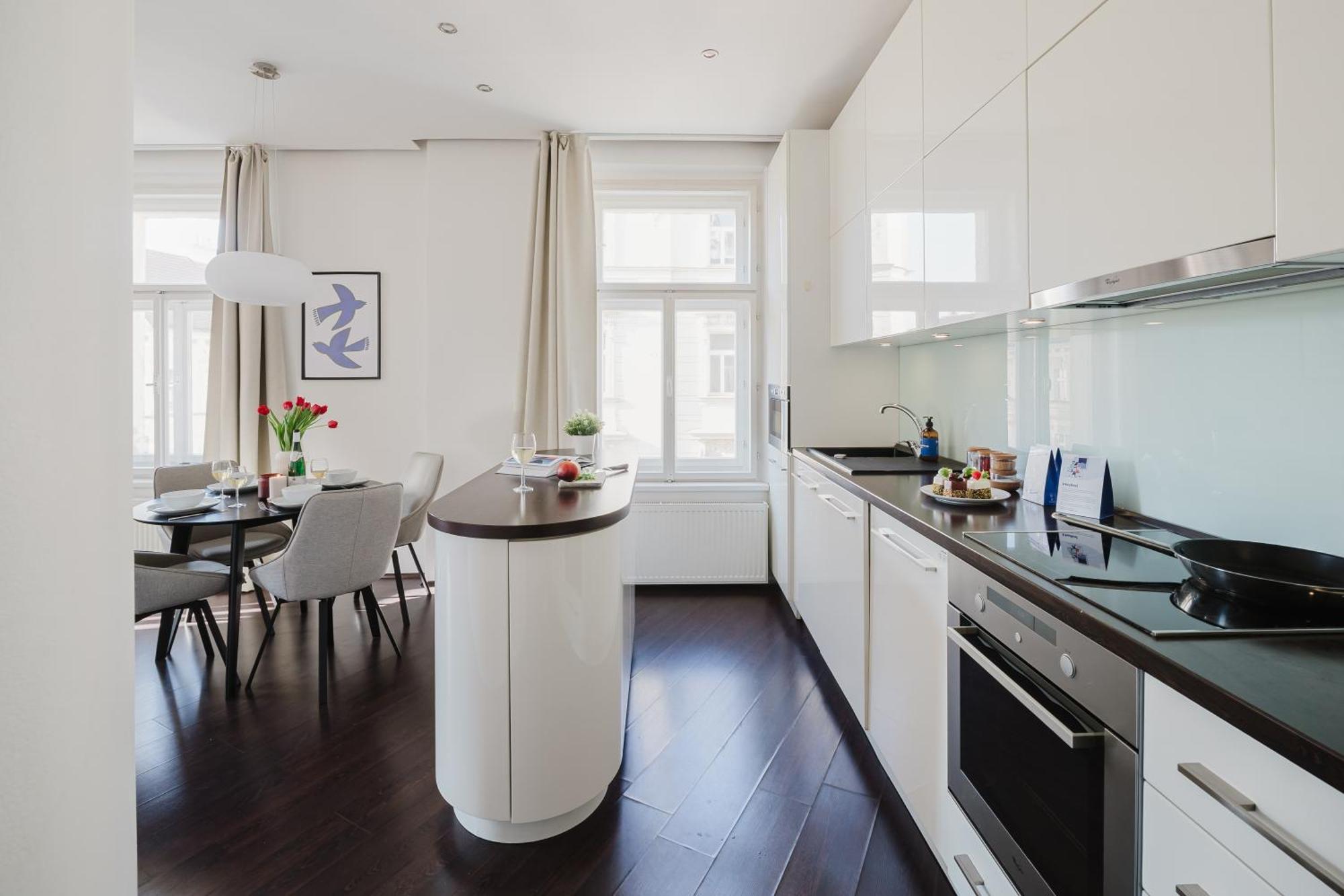Days - Stylish - Netflix - Hip District * Prag